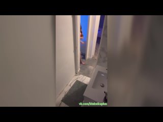играю со своей влажной киской в ванной комнате.